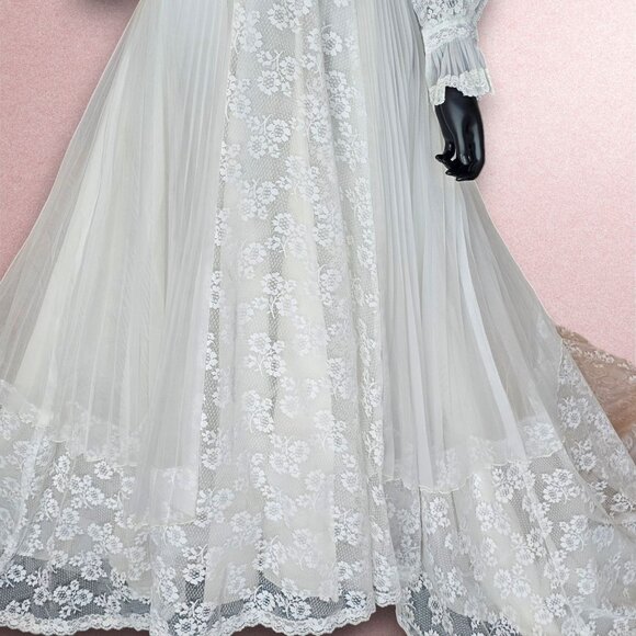 Vintage Floral Lace Long Sleeve Wedding Gown - Picture 2 of 16